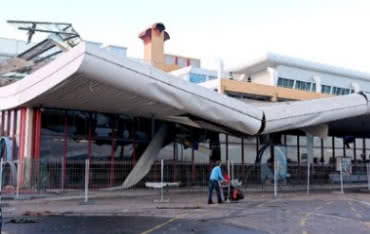 Zawaliła się duża część dachu portugalskiego lotniska