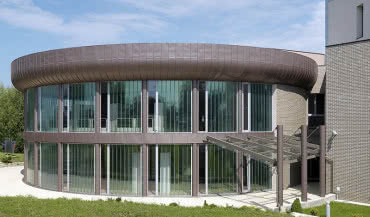 Nauka wśród zieleni: Przeszklone Centrum Edukacji Międzynarodowej