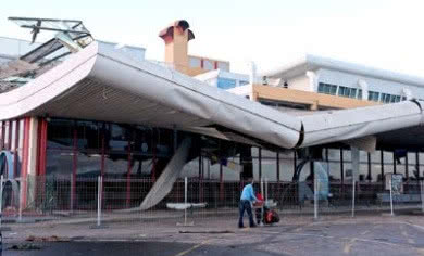 Zawaliła się duża część dachu portugalskiego lotniska