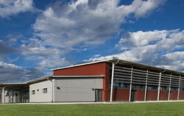 Hala widowiskowa z nowym mocowaniem Schöck do elewacji wentylowanych