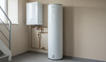 Jaki zbiornik na ciepłą wodę użytkową? Przewodnik dla inwestorów