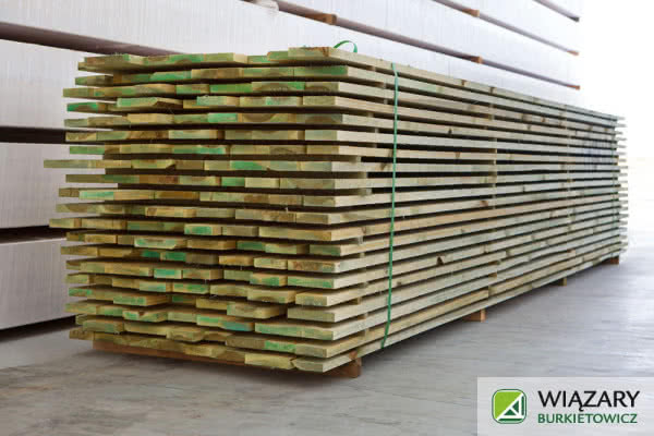 Deski i łaty na budowę więźby dachowej i fundamentów