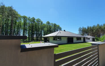 Kolor pokrycia dachowego a elewacja i ogrodzenie