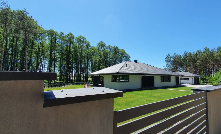 Kolor pokrycia dachowego a elewacja i ogrodzenie