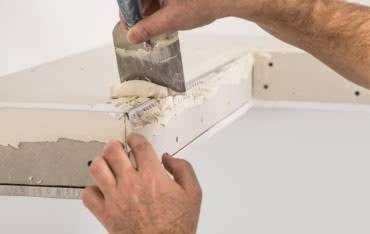 Narożniki odporne na uszkodzenia. Jak odpowiednio je wykańczać w systemach suchej zabudowy?