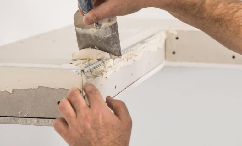 Narożniki odporne na uszkodzenia. Jak odpowiednio je wykańczać w systemach suchej zabudowy?