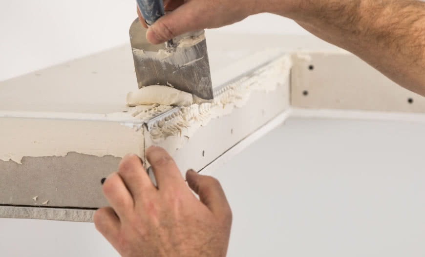 Narożniki odporne na uszkodzenia. Jak odpowiednio je wykańczać w systemach suchej zabudowy?