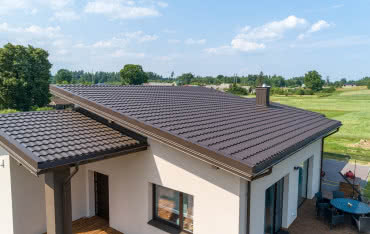 Wiatrownica przy blachodachówce i dachówce – różnice, wskazówki, najczęstsze błędy