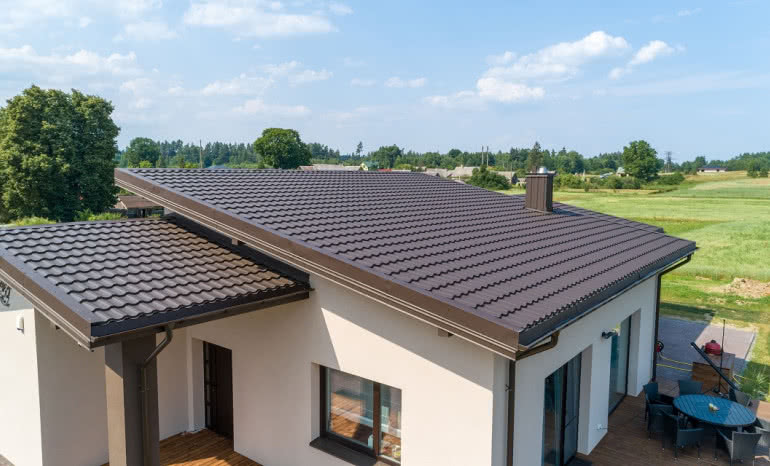 Wiatrownica przy blachodachówce i dachówce – różnice, wskazówki, najczęstsze błędy