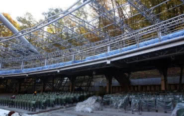 Dwa główne dźwigary zadaszenia Opery Leśnej już zamontowane