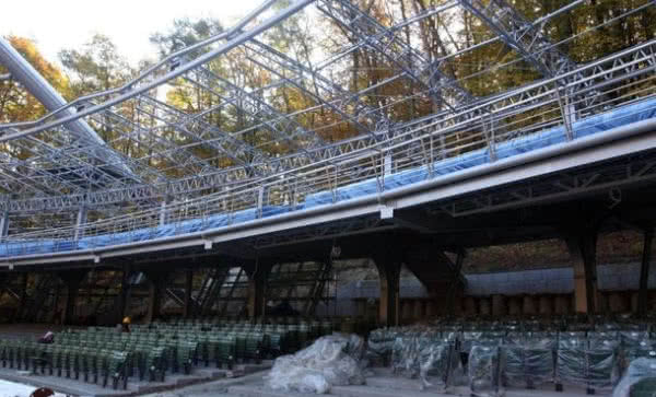 Dwa główne dźwigary zadaszenia Opery Leśnej już zamontowane