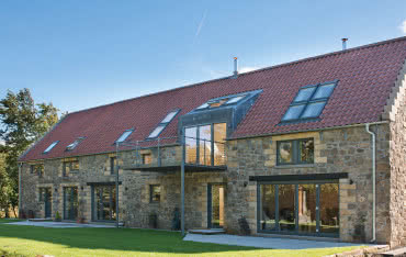 Okna dachowe zespolone – rodzaje, montaż i zalety