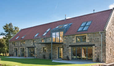 Okna dachowe zespolone – rodzaje, montaż i zalety