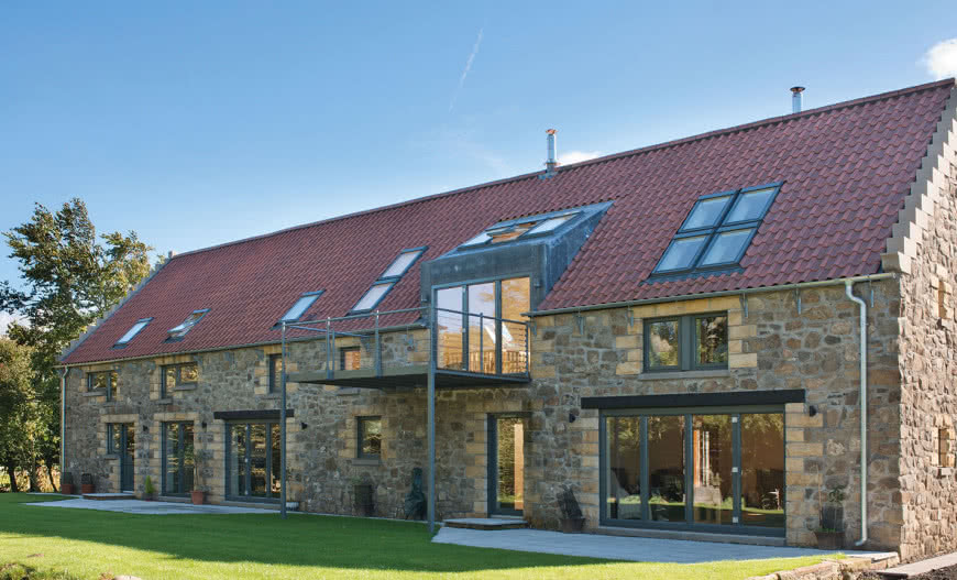 Okna dachowe zespolone – rodzaje, montaż i zalety