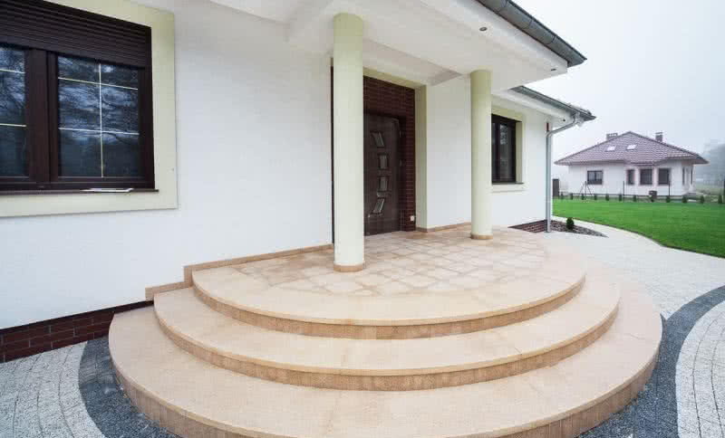 Wygodne schody zewnętrzne. Jak i z czego je wykonać?