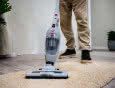 Bezprzewodowe sprzątanie. Na co zwrócić uwagę przy zakupie odkurzacza pionowego?