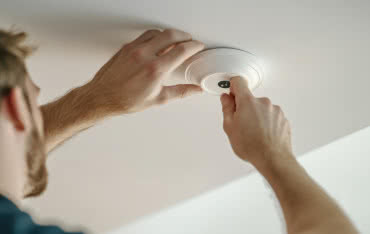 Nowe przepisy przeciwpożarowe: czujki czadu i dymu obowiązkowe w domach. Kiedy musisz je zamontować?