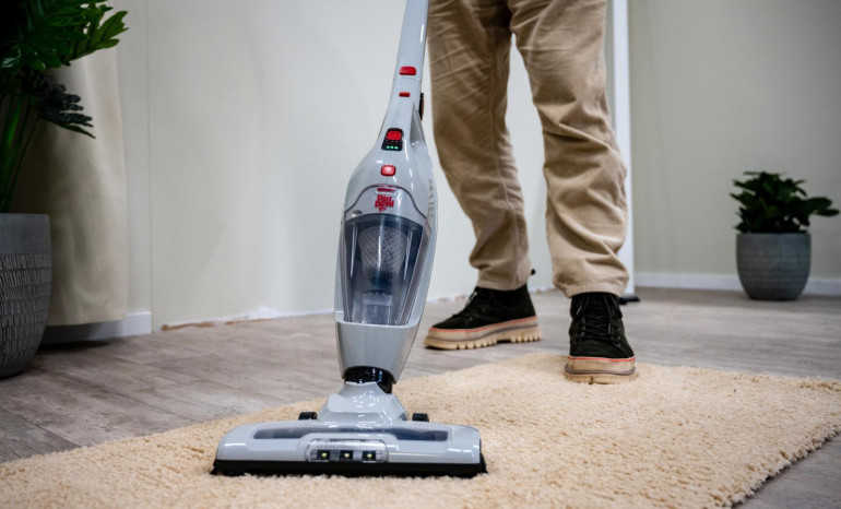 Bezprzewodowe sprzątanie. Na co zwrócić uwagę przy zakupie odkurzacza pionowego?