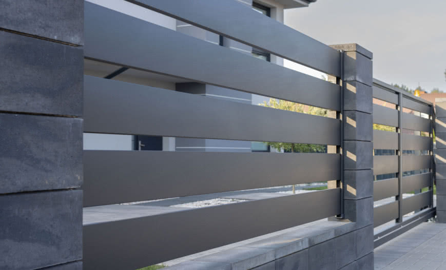 Jakie ogrodzenie wybrać? Porównanie nowoczesnych rozwiązań