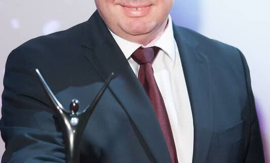 Diamentowa Statuetka "Przedsiębiorstwa Fair Play" w rękach prezesa firmy IZOHAN