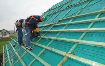 Jak pozyskać i utrzymać przy sobie inwestora? Poradnik dekarza