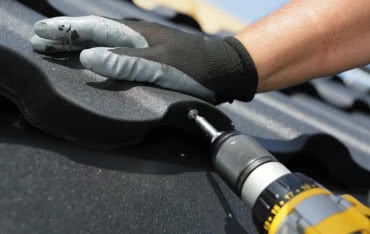 Jak samodzielnie zamontować blachodachówkę? Praktyczny przewodnik