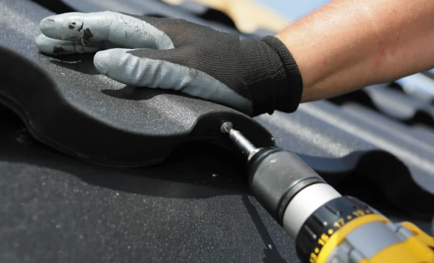 Jak samodzielnie zamontować blachodachówkę? Praktyczny przewodnik