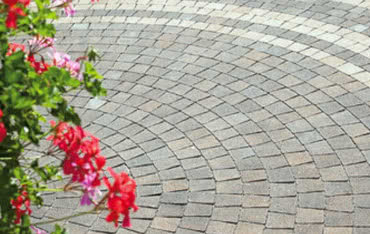 Jak łączyć różne rodzaje materiałów nawierzchniowych?