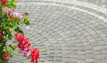 Jak łączyć różne rodzaje materiałów nawierzchniowych?