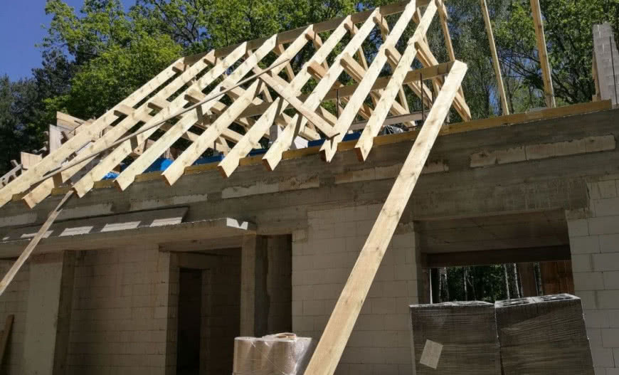 Jak prawidłowo zbudować więźbę dachową?