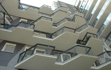 Budynek Kamion Cross z balkonami w roli głównej