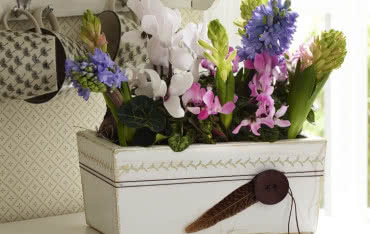Wiosenna skrzynka na kwiaty w stylu Shabby Chick