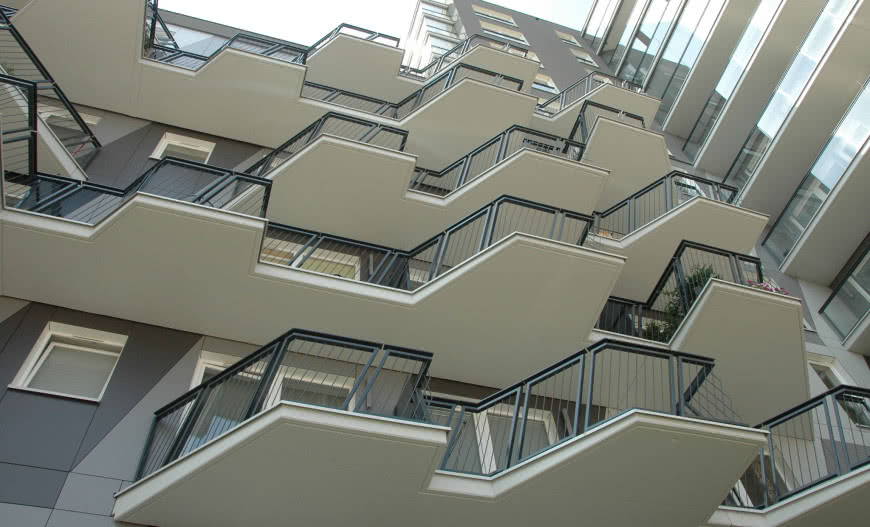 Budynek Kamion Cross z balkonami w roli głównej