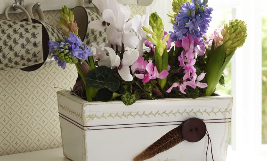 Wiosenna skrzynka na kwiaty w stylu Shabby Chick