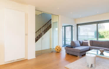 Elegancki grzejnik w nowoczesnym wnętrzu