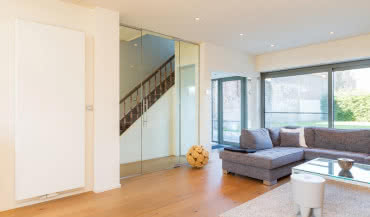 Elegancki grzejnik w nowoczesnym wnętrzu