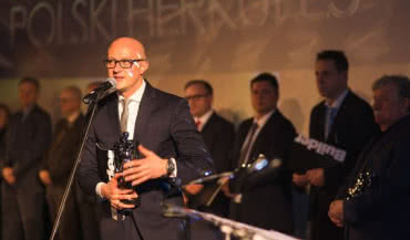Tomasz Grela ze statuetką Polskiego Herkulesa