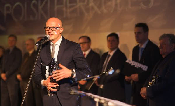 Tomasz Grela ze statuetką Polskiego Herkulesa