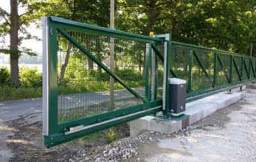 Brama wjazdowa - przesuwna czy dwuskrzydłowa?