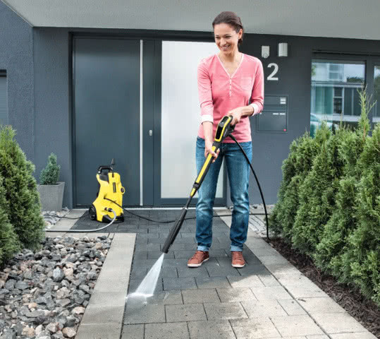 Mycie betonowego chodnika myjką ciśnieniową K 4 Premium Full Control Home marki Kärcher