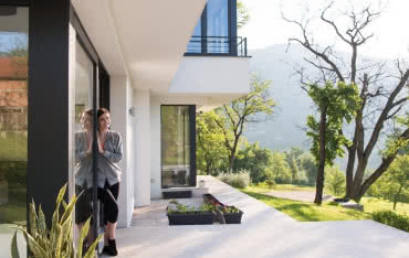 Duże przeszklenia i szkło powłokowe - otwórz dom na wiosnę