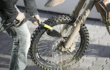 Korzystasz z myjki ciśnieniowej? Te końcówki i osprzęt ułatwią ci prace