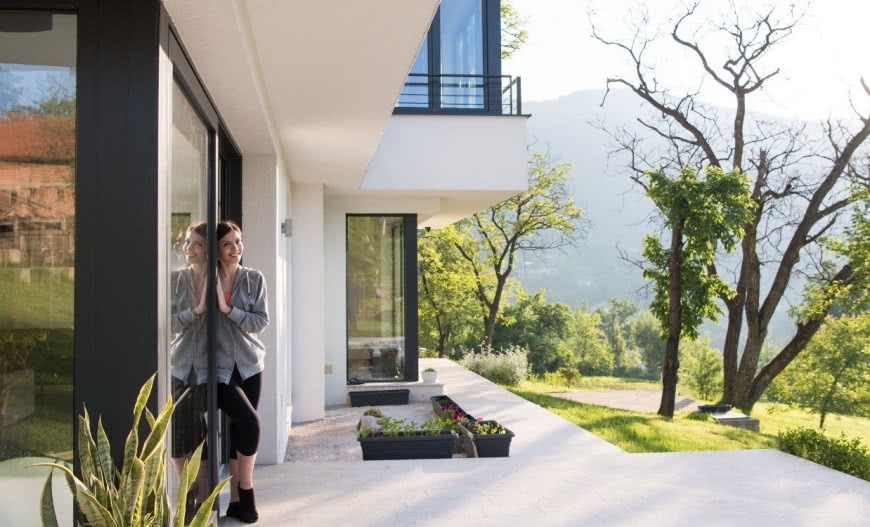 Duże przeszklenia i szkło powłokowe - otwórz dom na wiosnę