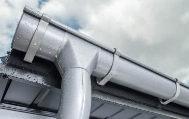 Odprowadza wodę deszczową z połaci dachowej. Na co zwrócić uwagę wybierając orynnowanie?