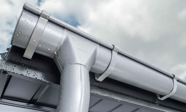 Odprowadza wodę deszczową z połaci dachowej. Na co zwrócić uwagę wybierając orynnowanie?