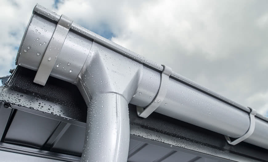 Odprowadza wodę deszczową z połaci dachowej. Na co zwrócić uwagę wybierając orynnowanie?