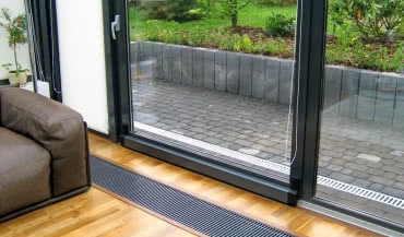 Grzejniki kanałowe - idealne rozwiązanie do salonu z dużym przeszkleniem