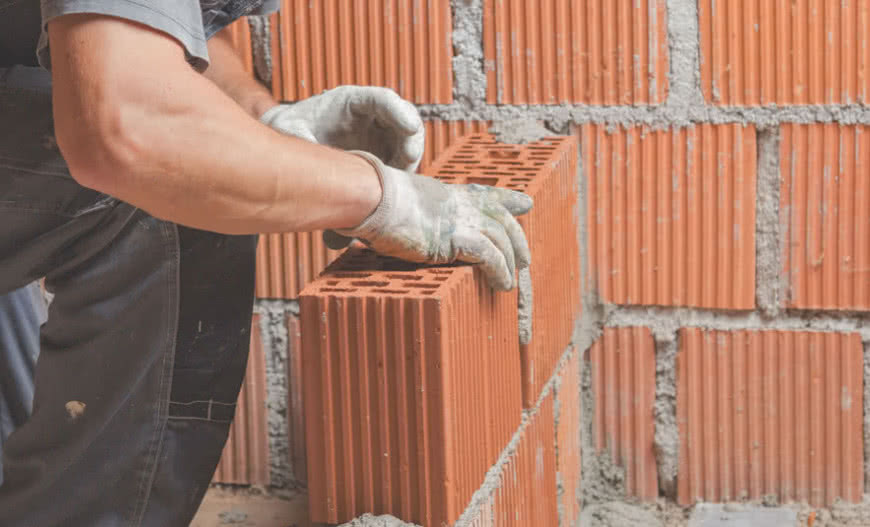 Jakie zaprawy należy stosować do murowania z silikatów?