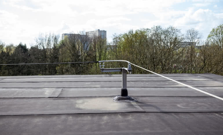 Stałe systemy asekuracyjne bez tajemnic. Jak bezpiecznie pracować na dachu?