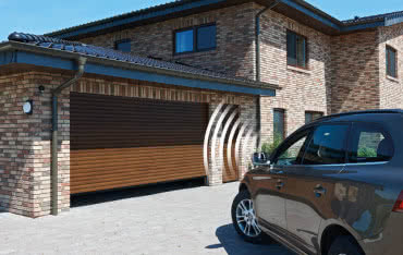 Bramy garażowe rolowane i podsufitowe: poradnik wyboru i montażu